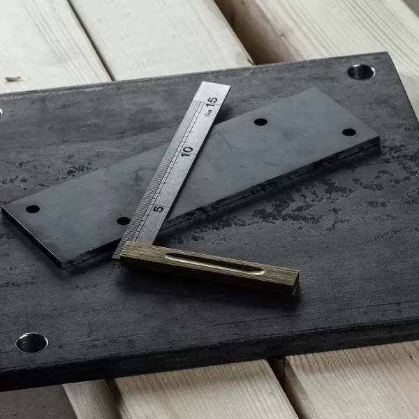 Nerezový úhelník s robustní mosaznou základnou se stupnicí - 150 mm