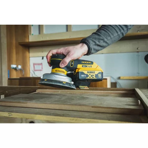 Aku excentrická bruska DeWALT DCW230N, 150 mm, bez akumulátorů