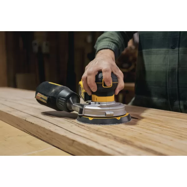 Aku excentrická bruska DeWALT DCW230N, 150 mm, bez akumulátorů