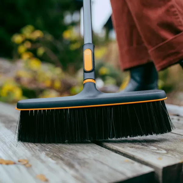 Koště na terasy Fiskars OneClick