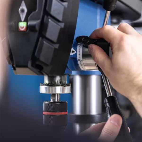 Vrtačka stojanová Scheppach TBM 250 Vario křížovým laserem a LED osvětlením