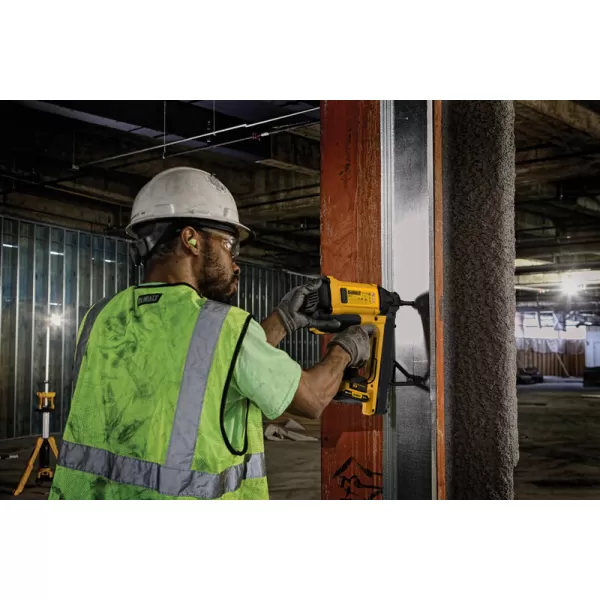 Aku hřebíkovačka do betonu - plynová DeWalt DGN845D1