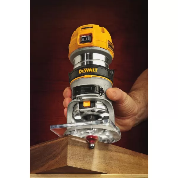 Fréza ohraňovací pěstní DeWALT D26200, 900 W