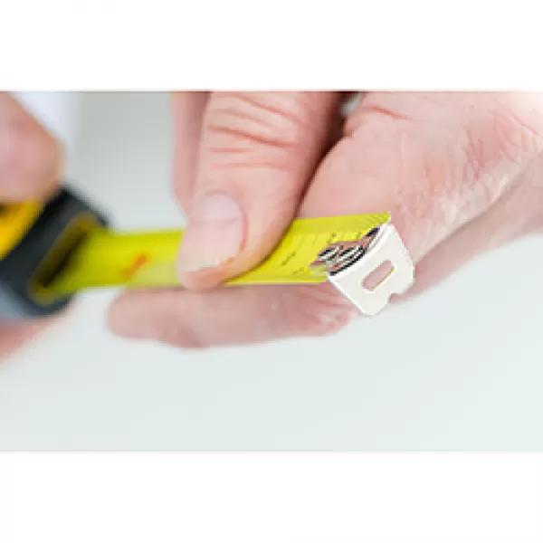 Bimateriální svinovací metr Stanley na kartě