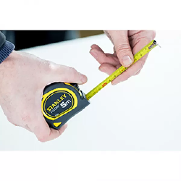 Bimateriální svinovací metr Stanley na kartě