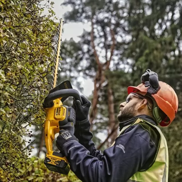 Aku nůžky na živý plot Dewalt DCMHT563N-XJ