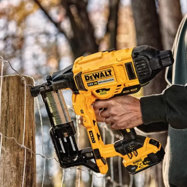 Aku sponkovačka DeWalt DCFS950N na ploty 18V solo