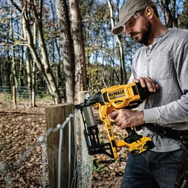 Aku sponkovačka DeWalt DCFS950P2 na ploty 18V 2x5 Ah