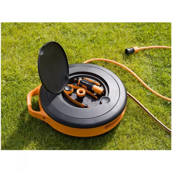 Buben s hadicí S 3/8", dosah 15 m Fiskars