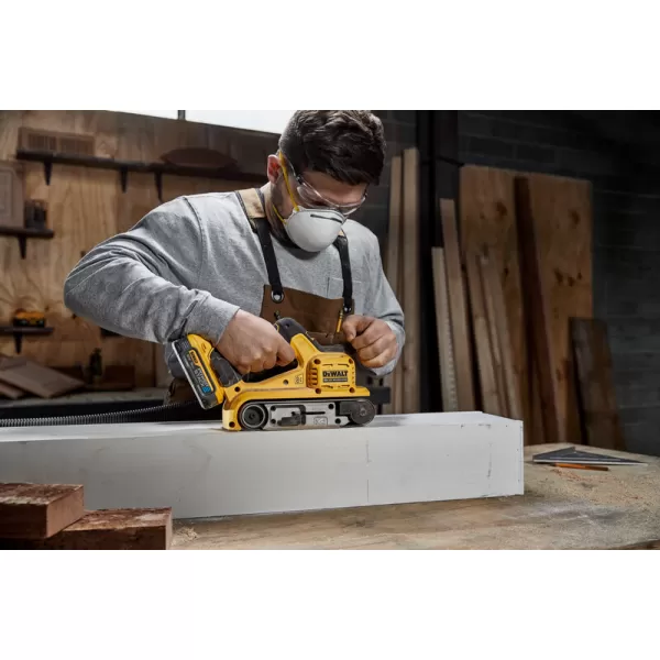 Aku pásová bruska DeWalt DCW220NT 18V