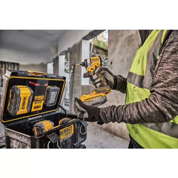 Nabíječka akumulátorů v kufru DeWalt TOUGHSYSTEM DWST83471
