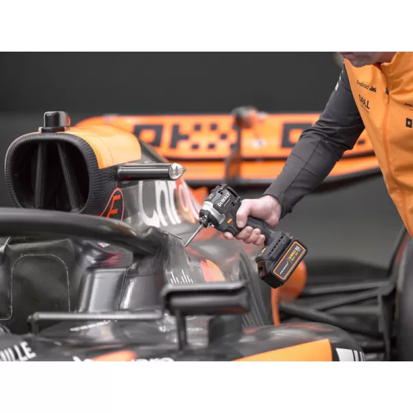 Aku rázový utahovák DeWalt McLaren DCF85MP2T 1/4", 2 x 5.0 Ah, nabíječka, Kufr Tstak
