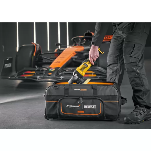 Sportovní taška na nářadí DeWalt McLaren DWST83522-9, 28" s výsuvnou rukojetí a kolečky