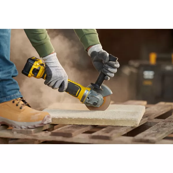 Aku bezuhlíková úhlová bruska Stanley FATMAX® SFMCG700B, V20, bez baterie a nabíječky 18 V