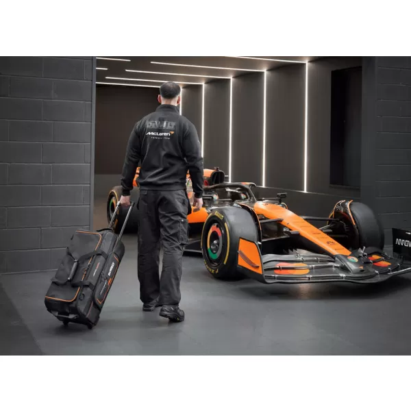 Sportovní taška na nářadí DeWalt McLaren DWST83522-9, 28" s výsuvnou rukojetí a kolečky