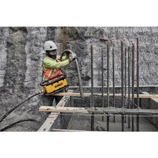 Aku ponorný vibrátor DEWALT DCPS320N POWERSHIFT svislé zhutňování