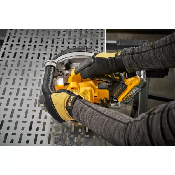 Aku okružní pila na kov DeWalt DCS383H2, 18V, 2x5,0Ah POWERSTACK